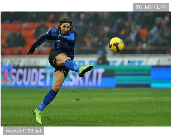 伊布昨晚又穿了那双抢眼球鞋，路人看着像明星走秀了吧？