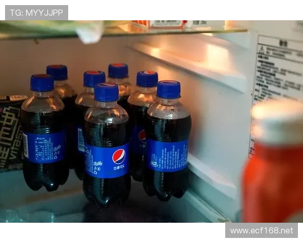 特雷·杨家的冰箱里只放蛋白粉和冰水，连瓶可乐都找不到